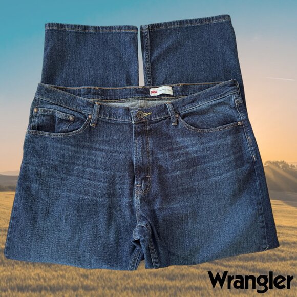 Wrangler Authentics Men's Relaxed Fit Boot Cut Dark Wash Denim Jean Size 38/30 - Picture 2 of 8